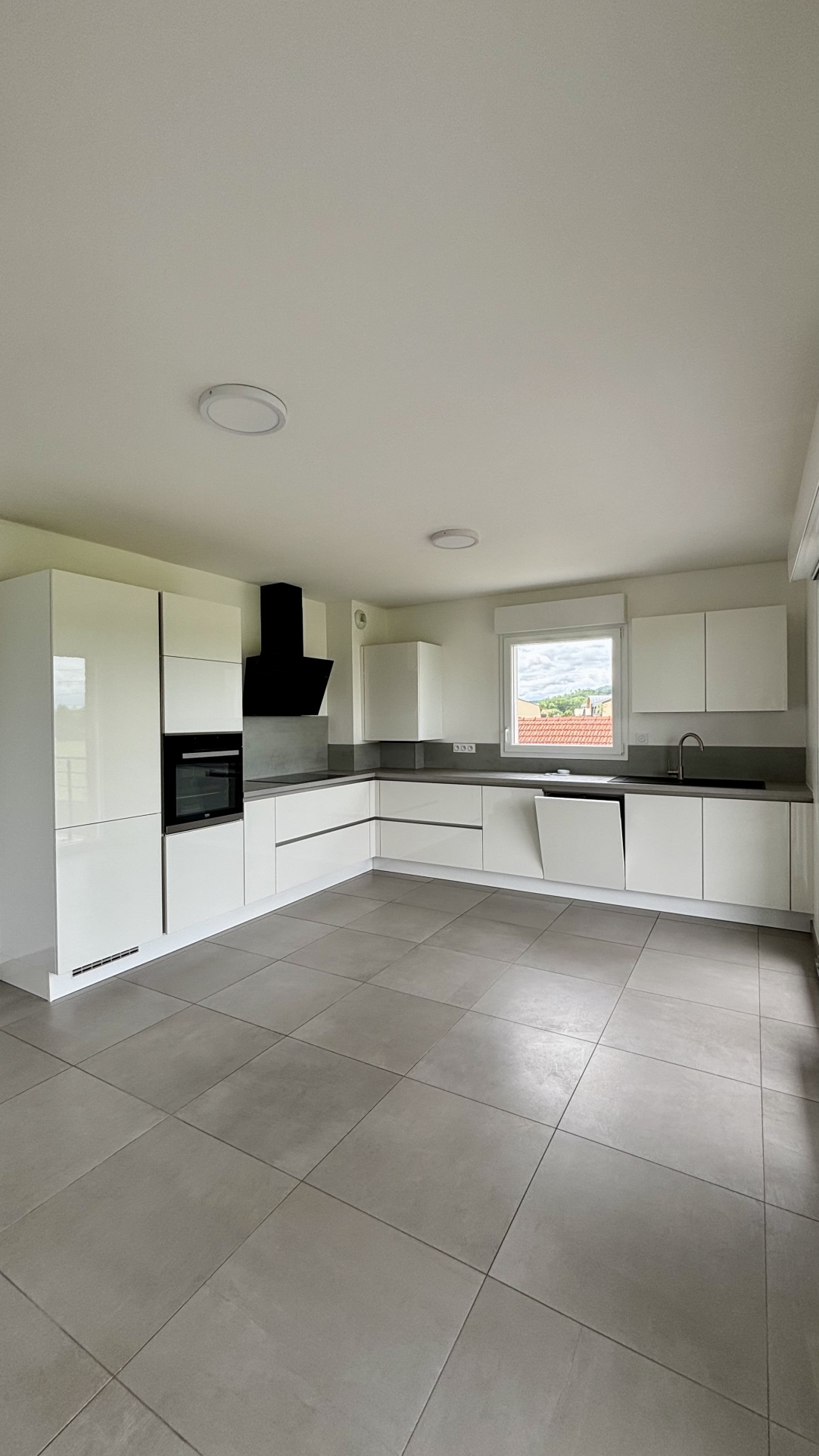 Appartement T3 avec terrasse, garage et place de parking privative.